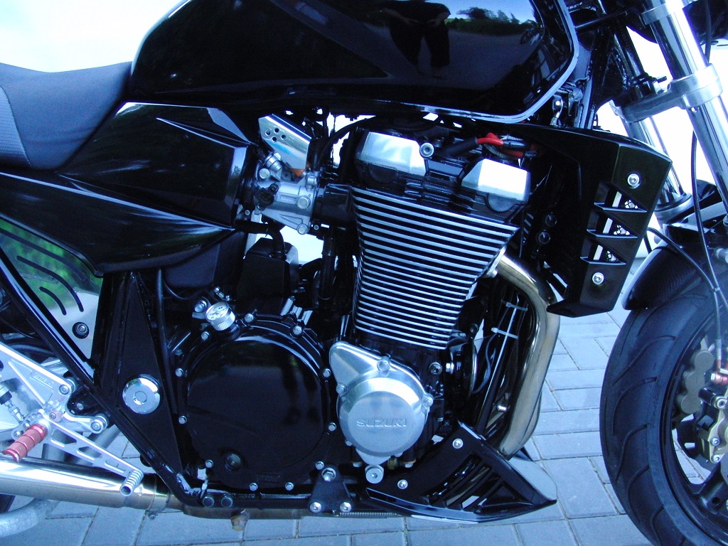 GSX1400-Kuehlerverkleidung Anbauphoto re detail