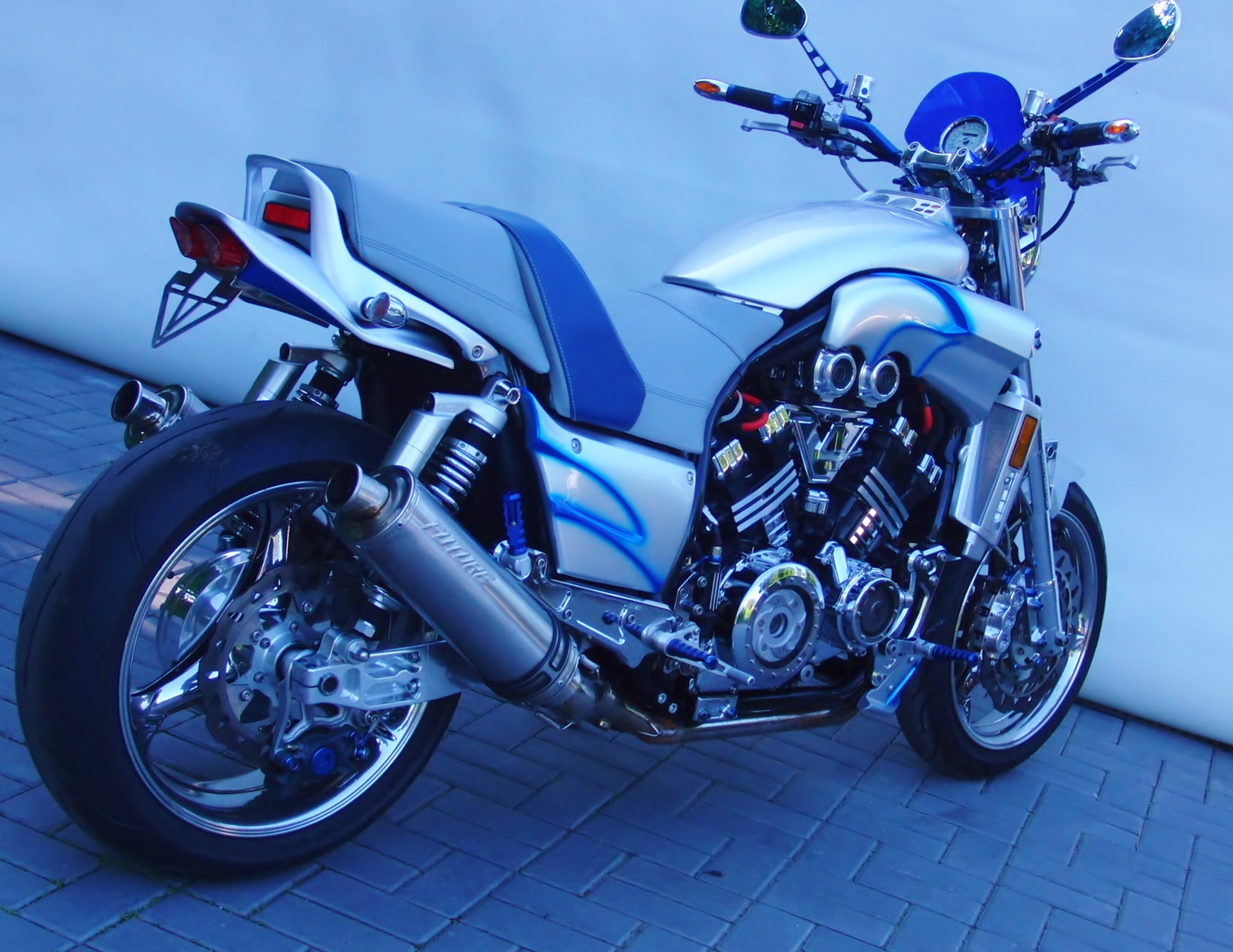 Schwabenmax Motorradzubehoer und Motorradtuning in Premiumqualitaet.  Spezialisiert auf Motorrad Tuning und Veredelung für Vmax, K1200R und  K1300R. Gaswegverkuerzung fuer dein Motorrad., Detailansicht, Kennzeichenhalter